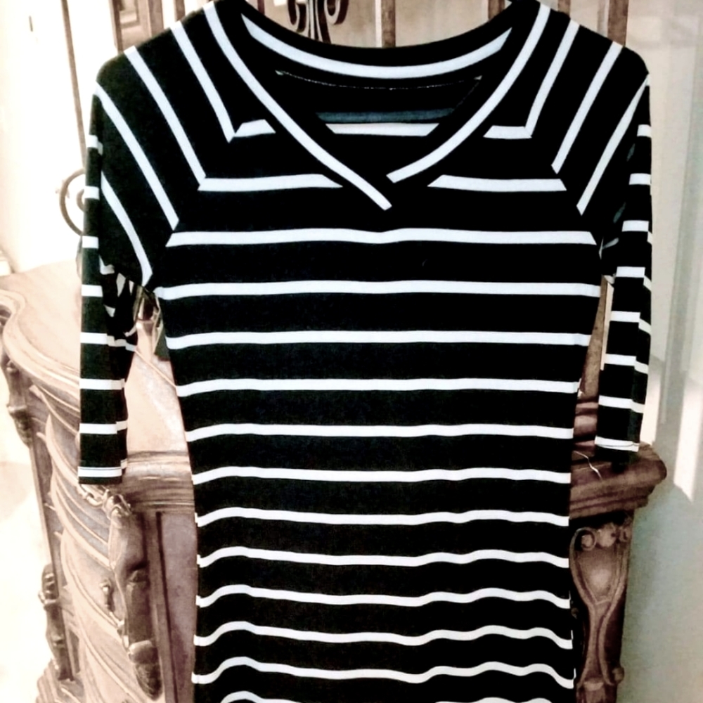 Navy & White Stretchy, Form Fitting "Pencil" dress. Flattering gives great shape